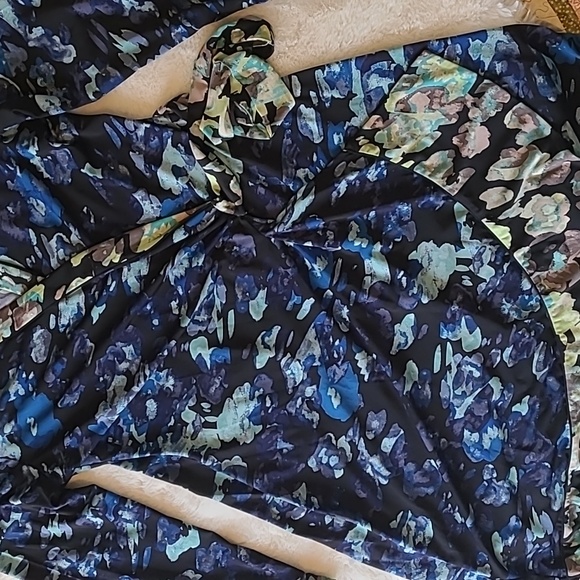 BCBG Max Azria Adele Blue Pretty Floral Knee Length Wrap Dress Large - Picture 4 of 7